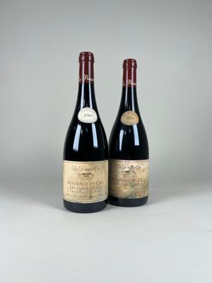 deux bouteilles de vin posées l'une à côté de l'autre sur une table