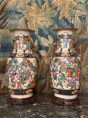 Paire de vases en céramique de Satzuma à décor guerrier.