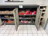 une armoire métallique sur laquelle sont empilés de nombreux cartons