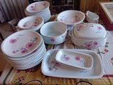 beaucoup d'assiettes et de bols sur la table