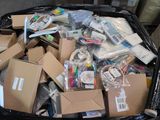 une poubelle noire remplie de cartons et d'autres objets