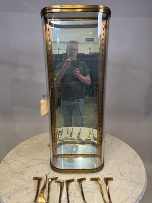 un homme se prenant en photo dans un miroir