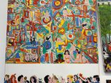 Plusieurs tableaux sont accrochés au mur dans une pièce.