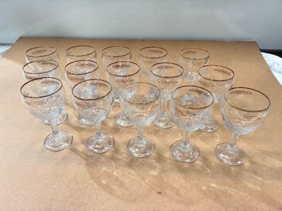 Lot de 15 verres à bière de marque Grimbergen à pied hexagon…