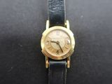 gros plan d'une montre-bracelet sur une surface noire