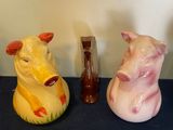 trois animaux en céramique posés sur une table à côté d'un vase