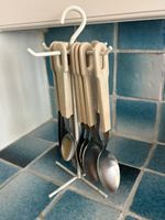 Contenu de deux tiroirs de la cuisine comprenant couverts, t… (photo 5)