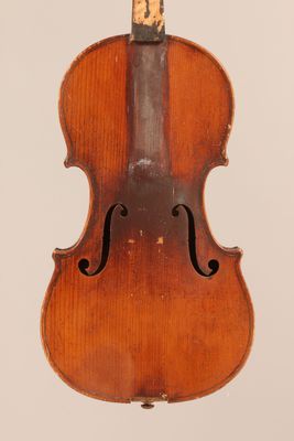 un vieux violon avec un dos et un archet en bois sur fond blanc