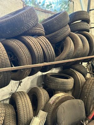 1 Lot d'environ 47 pneus neufs et d'occasion