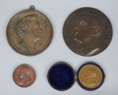 Ensemble de 2 Plaques et 2 Médailles. Personnalités.