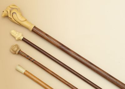 Réunion de 4 CANNES en bois Pommeaux en celluloïd à décor de… - Photo 1