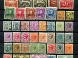 une collection de vieux timbres-poste sur fond noir