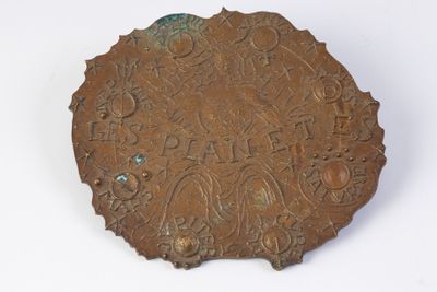 Les Planètes Médaillon en bronze en relief figurant les huit…