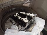 une photo d'un moteur de voiture dans une machine à laver sale