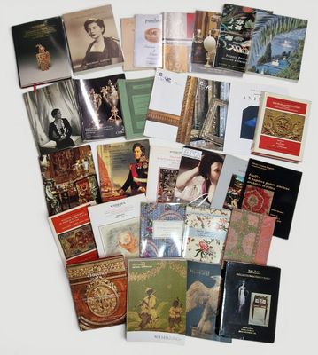 beaucoup de vieux livres posés ensemble sur la table