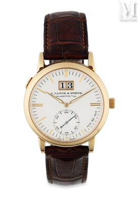gros plan d'une montre-bracelet en or avec un cadran blanc