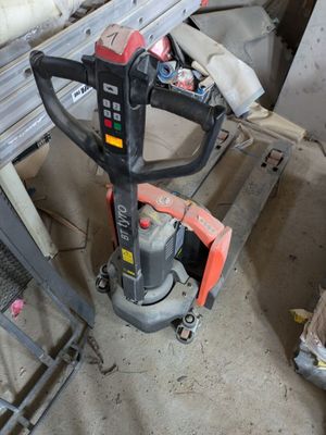 a small machine that is sitting in a garage