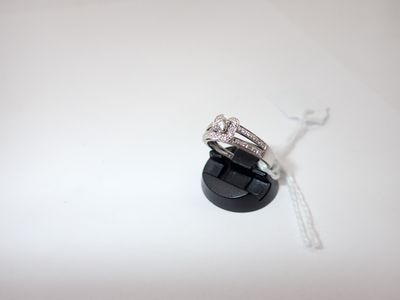 un anneau posé sur un objet noir