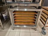 de nombreux plateaux de nourriture posés sur un chariot dans la cuisine