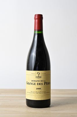 une bouteille de vin rouge posée sur une table en bois
