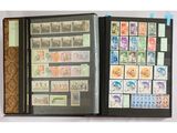 un livre ouvert sur lequel sont collés des timbres