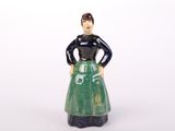 une figurine de femme portant une jupe verte