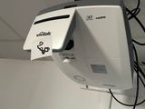 un vidéoprojecteur fixé au plafond de la salle