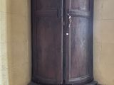 un coin d'une armoire d'angle, dans un coin d'une pièce