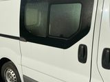 une camionnette blanche garée sur le parking
