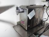 une machine posée sur un comptoir