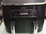 une cafetière noire et argentée posée sur une table