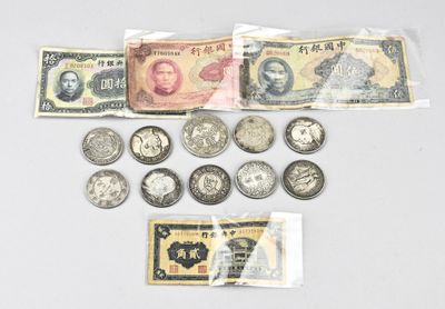 Plusieurs types de pièces et de billets sont exposés sur une table