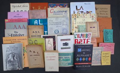 un grand nombre de livres posés sur une table