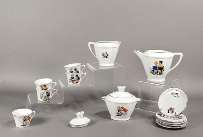 de nombreuses tasses et soucoupes posées sur une table