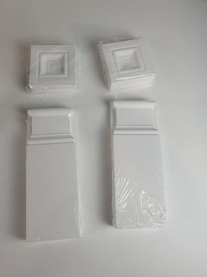 quatre morceaux de plastique posés sur une surface blanche