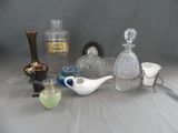 une table sur laquelle se trouvent de nombreux objets en verre
