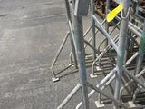 beaucoup d'échafaudages métalliques posés au sol dans un parking