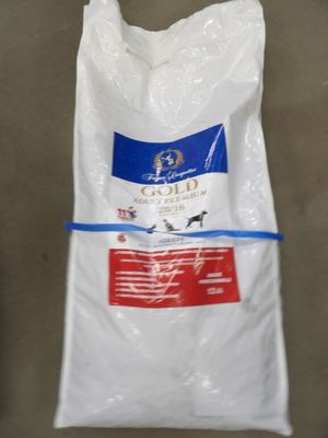 un sac blanc de croquettes pour chien posé sur une table