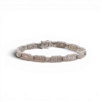un bracelet en diamants sur fond blanc