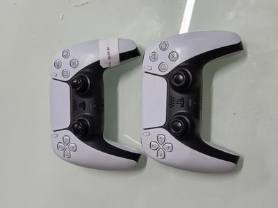 deux manettes de jeux vidéo posées côte à côte sur une table
