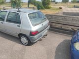 une voiture argentée garée à côté d'une voiture bleue sur le bord de la route