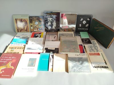 un grand nombre de livres posés sur une table