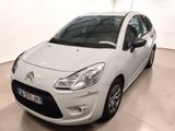 la petite voiture blanche est garée dans une grande pièce