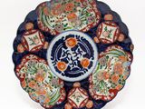 une assiette bleue et orange ornée d'un motif floral