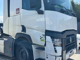 la photo d'un camion blanc garé sur un parking