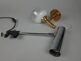 une lampe posée sur une table à côté d'une lampe
