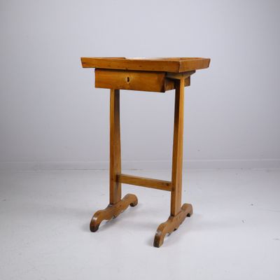 l'image d'une petite table en bois avec un tiroir en dessous
