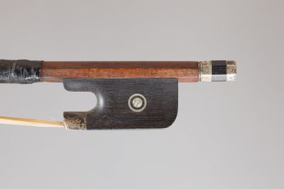 un archet de violon muni d'un manche en bois d'où sort une tige en bois