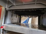 une image représentant une machine en train de découper une pièce de métal