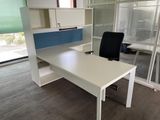 un bureau blanc avec une chaise noire dans un bureau